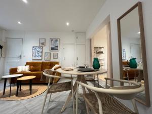 een woonkamer met een tafel en stoelen bij NID D'OPALE - Le Portel in Le Portel