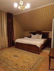 バイレ・ウヌ・マイにあるPensiunea Lariのベッドとシャンデリアのある寝室 +102枚の写真