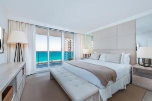 マイアミビーチにあるOceanview Private Condo at 1 Hotel & Homes -1144の大きなベッドと大きな窓のある寝室
