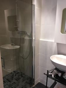 un baño con ducha y lavabo en Gite Les Hirondelles 6 pers Ribeauvillé, en Ribeauvillé 21 fotos más