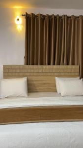 Chrispol hotel and suites房間的床