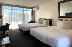 Postel nebo postele na pokoji v ubytování Bluewater Hotel
