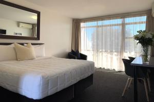 Postel nebo postele na pokoji v ubytování Bluewater Hotel