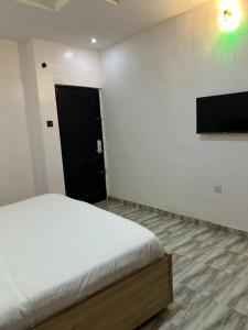 Chrispol hotel and suites房間的床