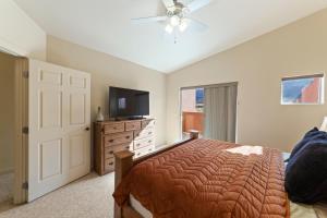 TV a/nebo společenská místnost v ubytování Prickly Pear Vista