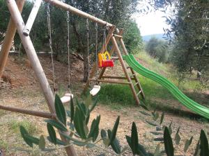 Agriturismo Val di Nappo tesisinde çocuk oyun alanı