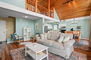 una sala de estar con un sofá y una mesa en Off Duty - Pet Friendly, Waterfront!, en Greenbackville