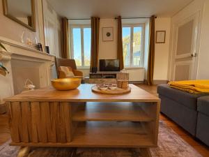 a living room with a coffee table and a couch at Au logis de Abi in Cherbourg en Cotentin