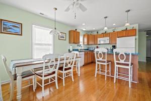 Gallery image of Olive Ponies - Upper level with water Views! in Birch Town +27 photos