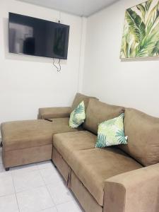 un sofá marrón en la sala de estar con TV de pantalla plana en Holiday home, en San Miguel