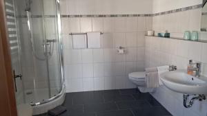 Ένα μπάνιο στο Ferienwohnung Moselnest