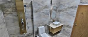 拉莫西La vue bella Oceans rest的带淋浴、马桶和水槽的浴室 更多14张照片