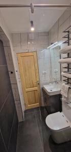 Et badeværelse på Old town luxury apartment