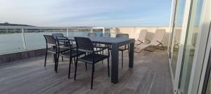 Balkón nebo terasa v ubytování Seaside Escape 2bed With Views! By Homely