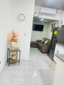 een woonkamer met een bank en een tafel met bloemen bij Casa tonykey in San Miguel