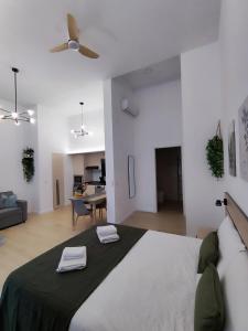 a bedroom with a large bed with two towels on it at Apartamento Río Turia Pingüino in Valencia