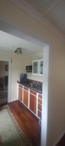 Kuchyň nebo kuchyňský kout v ubytování Kowhai Cottage Whanganui