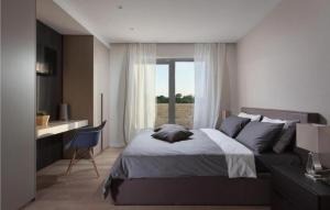 Giường trong phòng chung tại Villa Royal Green +13 ảnh