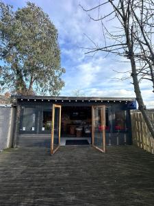 ein Gebäude mit zwei offenen Türen davor in der Unterkunft The Follonsby Foal in West Boldon