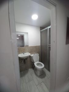 Ванная комната в Habitaciones Amobladas VILLA DEL RIO, cerca del Hospital