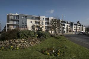 an empty street in front of a building at DOMITYS - Le Pupitre d'Or in Saint-James