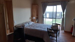 拉库布蕾Las Secretas的一间卧室，里面有一张床和一扇大窗户。