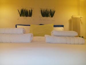 A bed or beds in a room at Zacharitsa APT at Acropolis up 4 guests by LODGESPOT