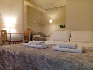 A bed or beds in a room at Zacharitsa APT at Acropolis up 4 guests by LODGESPOT