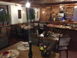 un ristorante con tavoli e sedie e un bar di Hotel Meublé Gorret a Breuil-Cervinia