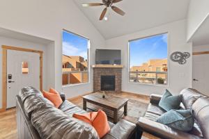 Una sala de estar con un sofá y una chimenea. en Steel Bender Villa, en Moab