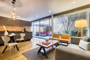 una sala de estar con un sofá y una mesa en AR 218 Hotel by ULIV, en Ciudad de México