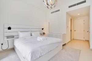 Bright and Airy 2BR, Family-Friendly with Pool and Gym