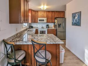 Kuchyň nebo kuchyňský kout v ubytování Pony View - Pet friendly, waterfront with boat slip!