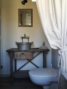 une salle de bain avec un lavabo et des toilettes dans l'établissement Agriturismo La Forestaria, à Capannori 65 autres photos