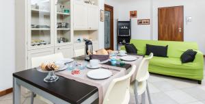 A kitchen or kitchenette at La Casa di Linda