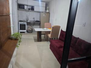 Una cocina o cocineta en kitnet 4 fotos más