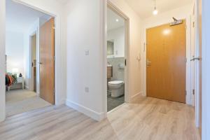 Vannituba majutusasutuses 27 The Silkworks Cov 2 Bed Apt Sleeps 6 +36 fotot