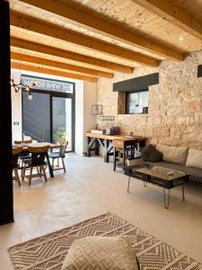 Χώρος καθιστικού στο The BLACK HOUSE - Modern holiday home with garden,1500m from beach
