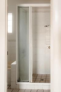 a shower with a glass door in a bathroom at Unit 4, Rocky CBD in Rockhampton +24 photos
