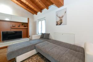 Un dormitorio con una cama grande y un televisor de pantalla plana. en Wendy Apartment- Twobedroom & Pool & ParkPrivateFree & Sports, en Desenzano del Garda