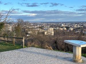Nespecifikovaný výhled na destinaci Talant nebo výhled na město při pohledu z apartmánu