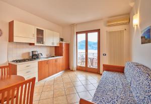 Una cocina con un sofá y una mesa en una habitación. en Appartamenti La Perla, en Malcesine