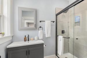 Ένα μπάνιο στο Remodeled Washer Dryer Mins to Beach & Downtown