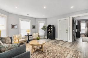 Χώρος καθιστικού στο Remodeled Washer Dryer Mins to Beach & Downtown