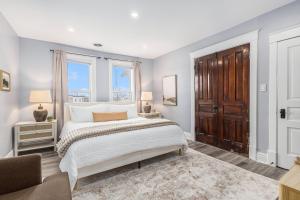 Studio Updated 1 Block to Downtown & Mins to Beach客房内的一张或多张床位