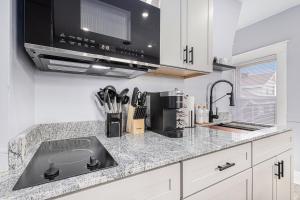 Studio Updated 1 Block to Downtown & Mins to Beach的厨房或小厨房