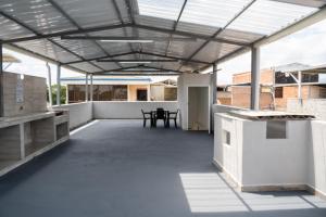 an open patio with a table on a building at ALQUILO''APARTAMENTO COMPLETO con ZONA PRIVADA SOCIAL BARBECUE BBQ'' para FAMILIAS-3 HABITACION-2 duchas in Cali