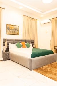 Un dormitorio con una cama grande en una habitación. en De Cove, en Ogbojo