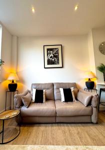 a living room with a couch and two lamps at Chester's - Central Chester Stays - 2 Cuppin Street - 2 Minute Walk From Shops in Chester