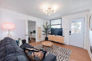Una sala de estar con un sofá y un televisor. en Lake Hickory Trio 1 BR Pink Unit, en Hickory